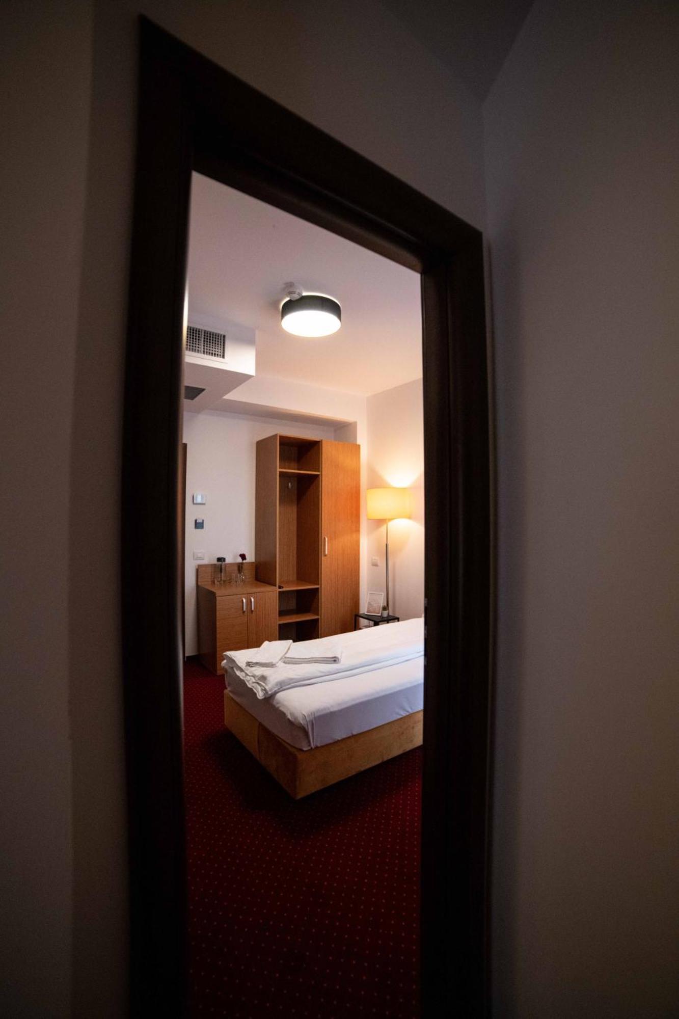 Bucharest Airport Accomodation Aparthotel Otopeni Exterior photo