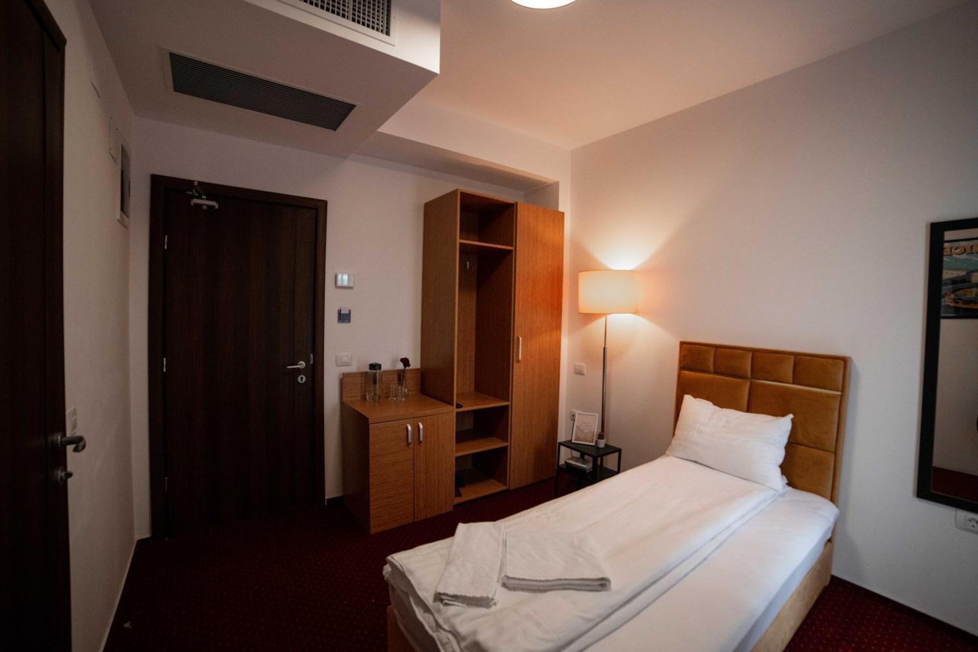 Bucharest Airport Accomodation Aparthotel Otopeni Exterior photo